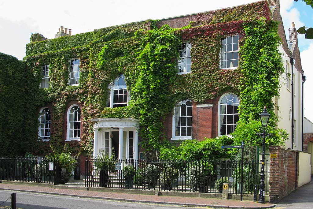 Top LinkedIn Management Agencies and Companies in Poole England